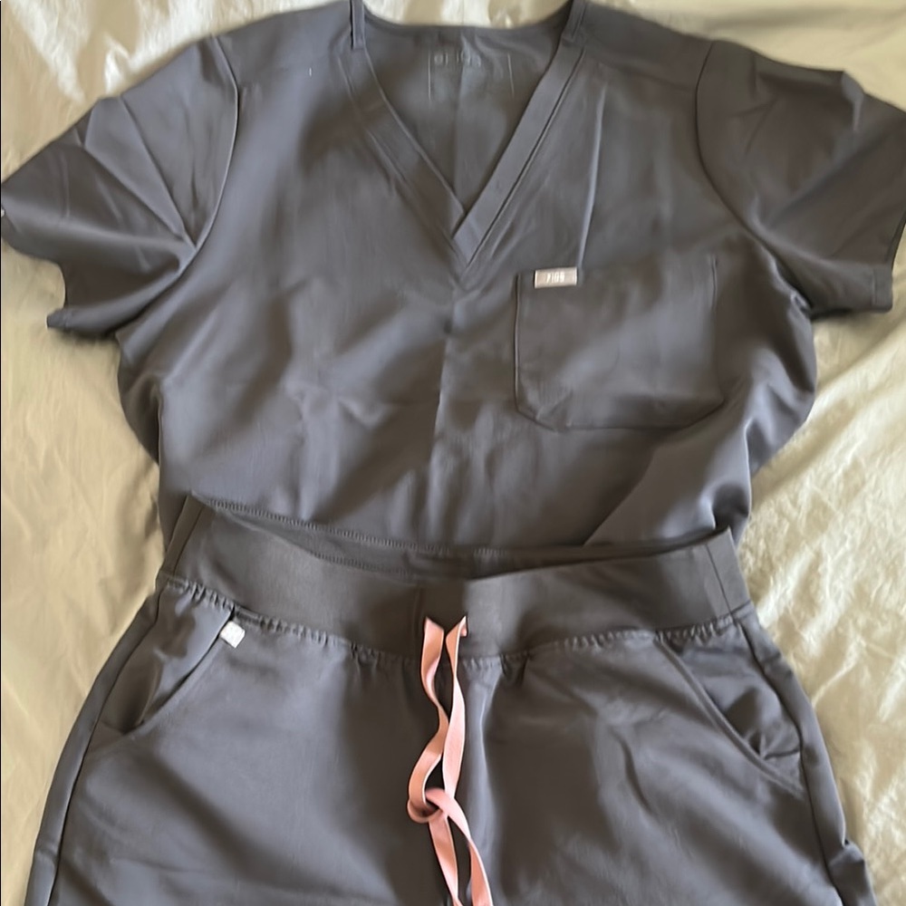FIGS women’s Gray scrub set size Large, worn once, great condition